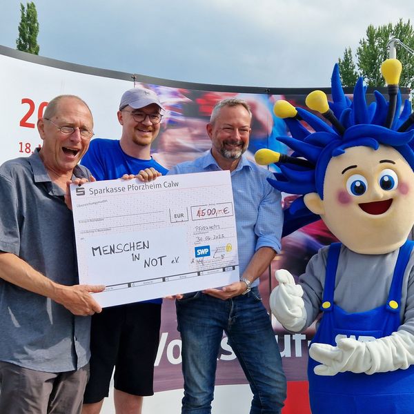SWP CityLauf 2023 - Siegerehrungen & Spendenübergabe