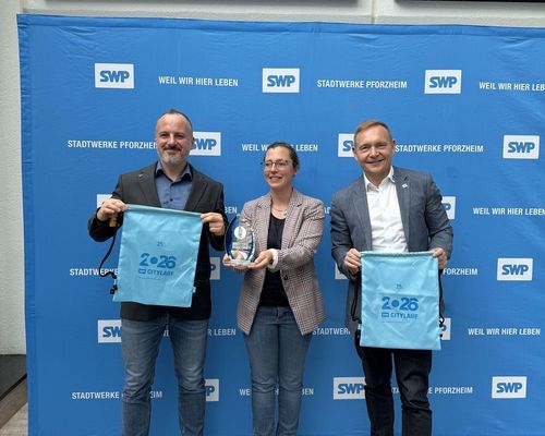Von links nach rechts: Alexander Hess, Planungsleiter der VPE, Mareike Röder, Geschäftsführerin des badischen Leichtathletikverbandes und Dr. Aik Wirsbinna, Geschäftsführer der Stadtwerke Pforzheim gemeinsam beim Pressetermin.